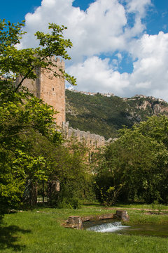 Cascata e castello al romantico giardino di Ninfa in Lazio