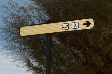 city sign indicating the path on foot to reach a hotel