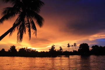 Obraz na płótnie Canvas Sunset on the 4000 islands in laos