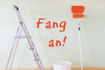 Motivation, Fang an!, Schrift auf Wand mit Stafflei, Farbroller