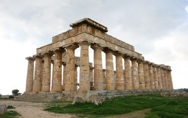 Fototapeta na wymiar Griechischer Tempel der archäologischen Ausgrabungsstätte Marinella di Selinunte auf der Insel Sizilien
