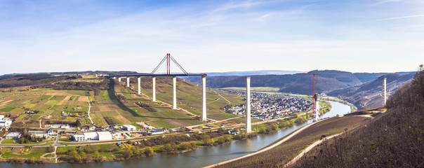 Mosellandschaft Moseltalpanorama mit Blick auf  Hochmoselbrücke  die in Bau befindliche Straßenbrücke  Frühjahr 2017   Rheinland-Pfalz Deutschland 
