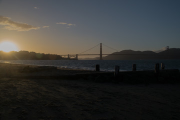 Winsurf en la bahia de San Franisco durante el atardecer con el Golden Gate de fondo