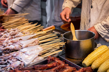 Markt in Peking mit chinesischem Streetfood.