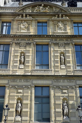 Fototapeta na wymiar Façade ornée de statue place du Carrousel à Paris, France