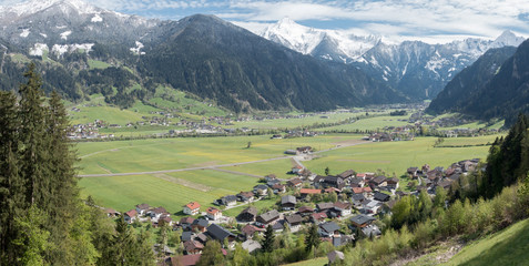 Fototapeta na wymiar Panorama - Blick auf Mayrhofen und Schwendau - Hippach im Zillertal