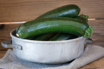 Frische Zucchini aus dem Garten