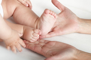 Obraz na płótnie Canvas Baby foot in mother hands
