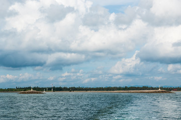 Obraz premium Beautiful seascape with blue sky and clouds