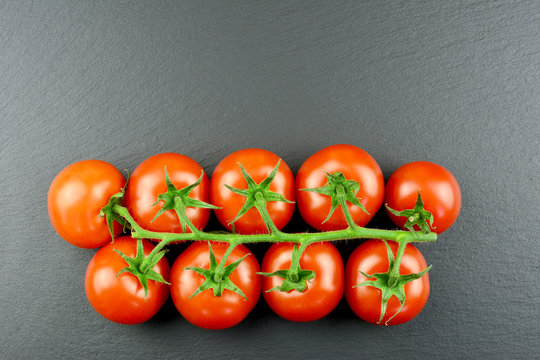 Tomaten - Rispentomaten auf einer Schieferplatte mit Textfreiraum