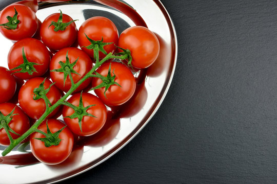 Tomaten - Rispentomaten am Serviertablett mit Textfreiraum
