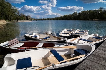 Boote am Kuhsee in Augsburg bei Sommerwetter
