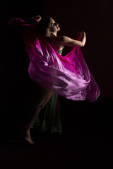 Bailarina de  danza oriental o danza del vientre