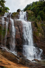 Водопад в горах острова Шри-Ланка.