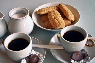 fare colazione in casa con latte, caffè e biscotti