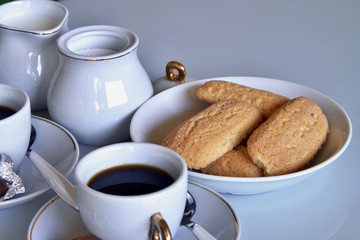 fare colazione in casa con latte, caffè e biscotti