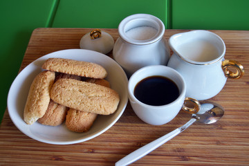 fare colazione in casa con latte, caffè e biscotti