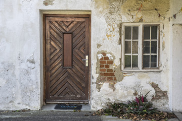 Alter und verlassener Hauseingang