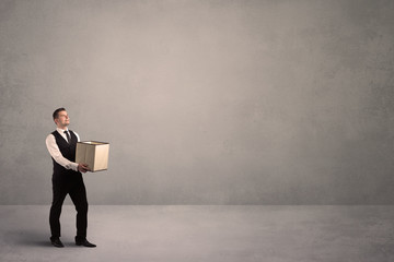 Obraz premium Businessman with empty box