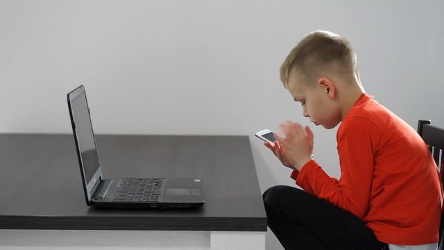 zabawa smartfonem
