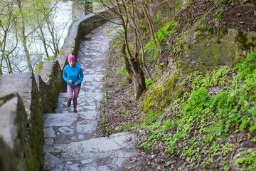 Obraz premium The woman running the stairs in the Park.