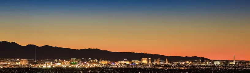 Papier Peint photo Las Vegas Coucher de soleil coloré sur Las Vegas, paysage urbain NV avec les lumières de la ville