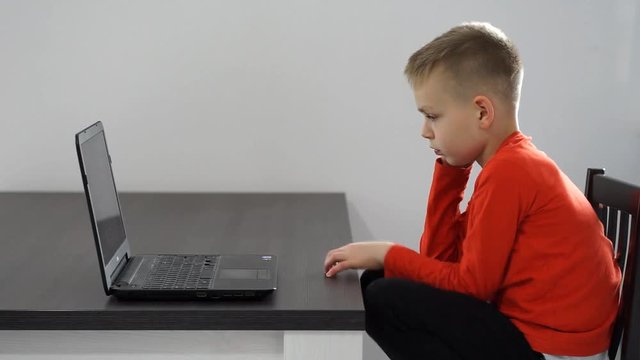 chłopiec rozmawia przez telefon 