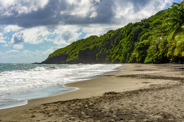 Dunkler Strand auf Guadeloupe, Karibik