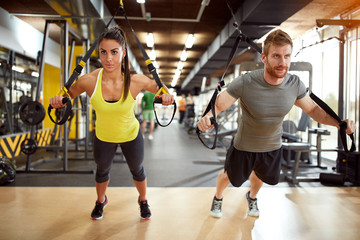 Couple on body training in gym - obrazy, fototapety, plakaty