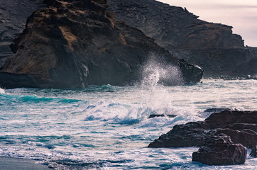 Wellenbrecher an der K&uuml;ste von El Golfo, Lanzarote, kanarische Inseln, Spanien