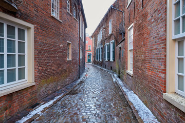 Fototapeta premium Ostfriesische Landschaft, der Wilhelminengang in der historischen Altstadt von Leer Ostfriesland