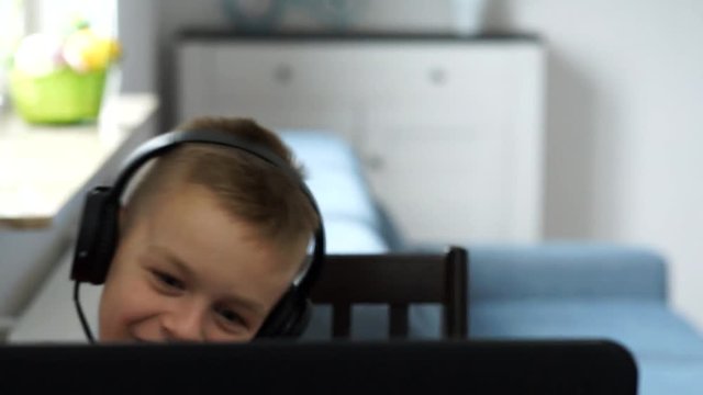 chłopiec ze słuchawkami 
