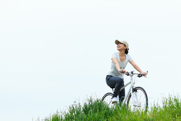 Naklejka premium 自転車に乗っている女性,サイクリング
