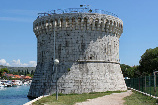 mittelalterliche Bastion Markusturm an einem Kanal mit Booten in der Altstadt von Trogir, Kroatien