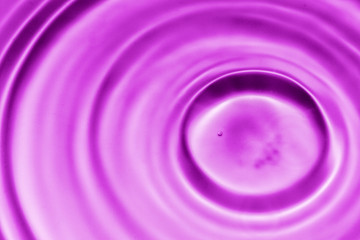 Gota de agua violeta endeando
