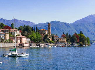 catamarano ormeggiato in una splendida baia del lago di Como