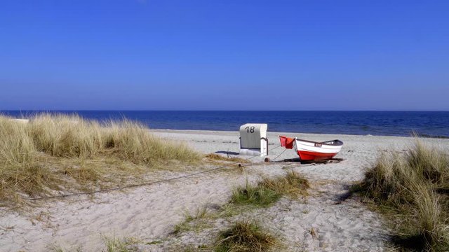 Ostsee Srand mit rot weissen Boot; Fahne und blauen Himmel und D&uuml;nen