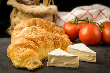 Käsecrossaint mit Dekoration 