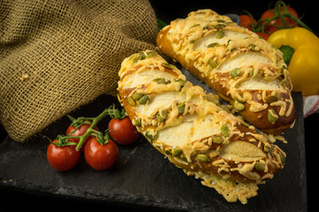 Käselaugenstange mit Dekoration 