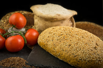 Körnerbrot mit Dekoration 