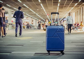 Papier Peint photo Aéroport Valises dans le terminal de départ de l& 39 aéroport avec des voyageurs marchant en arrière-plan, concept de vacances de vacances, voyage d& 39 affaires, mise au point sélective sur les valises
