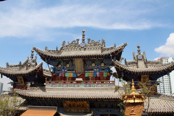 Obraz premium Chinese Temple Architecture with Flowers in Qinghai China Asia