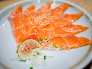 sliced raw salmon with lime