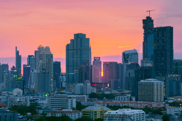 Obraz premium Bangkok business district city tower skyline while sunset.