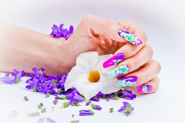 Nails decorated with floral arrangements for a colorful spring and a beautiful summer