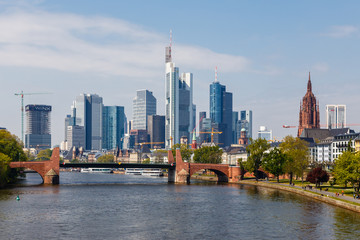 Naklejka premium Frankfurt am Main, Blick von der Ignatz-Bubis-Brücke. Im Vordergrund die Alte Brücke. April 2017.