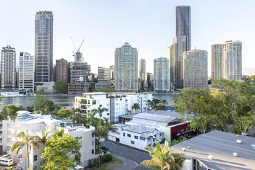 Fototapeta premium pejzaż risbane i Riverwalk widziane z East Brisbane