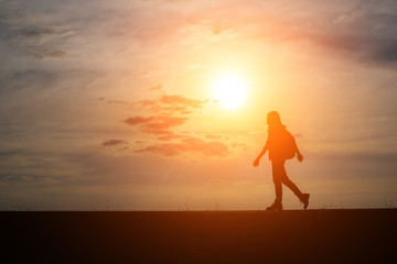 Obraz premium Hiker with backpack relaxing and enjoying sunset.