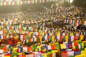 インド、ブッダガヤ、マハボディーテンプルのタルチョ。チベット仏教の祈り
