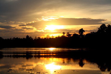 Fototapeta na wymiar キナバタンガン川の夕暮れ - Sunset on the Kinabatangan River, Sabah, Malaysia